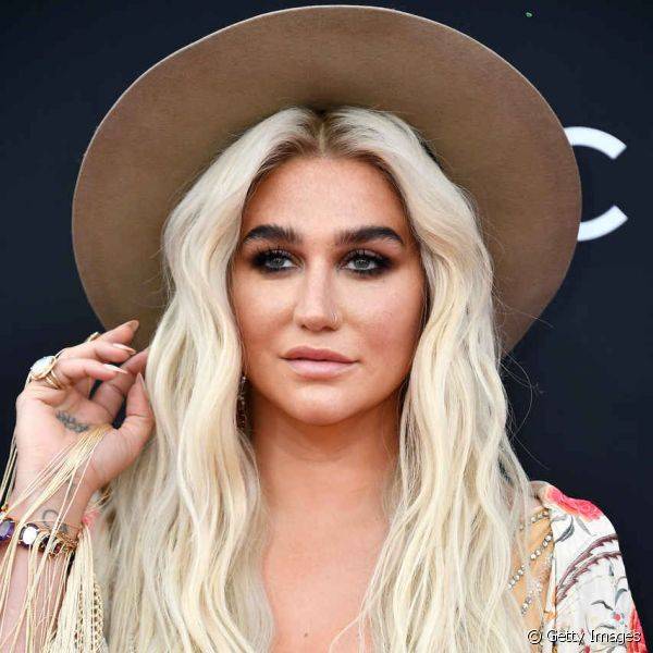 Kesha apostou no esfumado bem marcante com tons de preto e marrom acompanhado de sobrancelhas bem preenchidas (Foto: Getty Images)